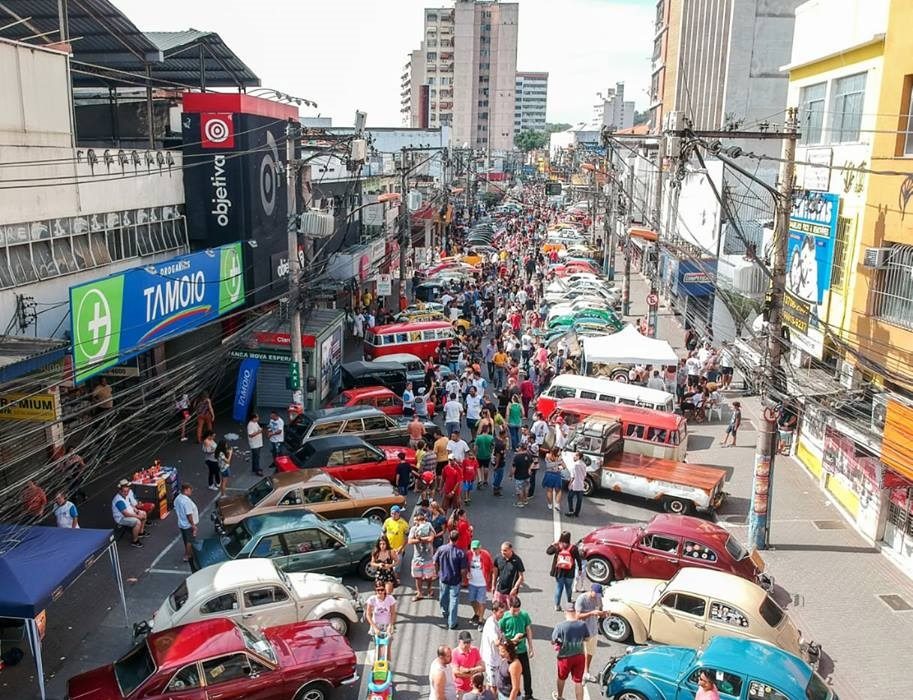 São Gonçalo Shopping realiza exposição de carros rebaixados