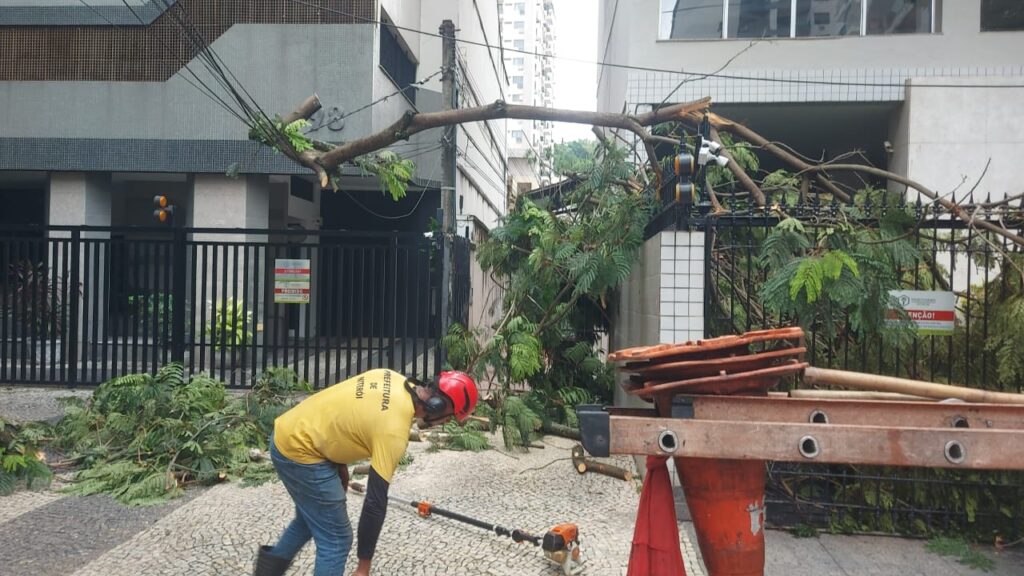 CHUVAS NITERÓI SEGUE EM ESTÁGIO DE ATENÇÃO Jornal Metropolitano