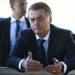 Presidente Jair Bolsonaro fala à imprensa ao sair do Palácio da Alvorada