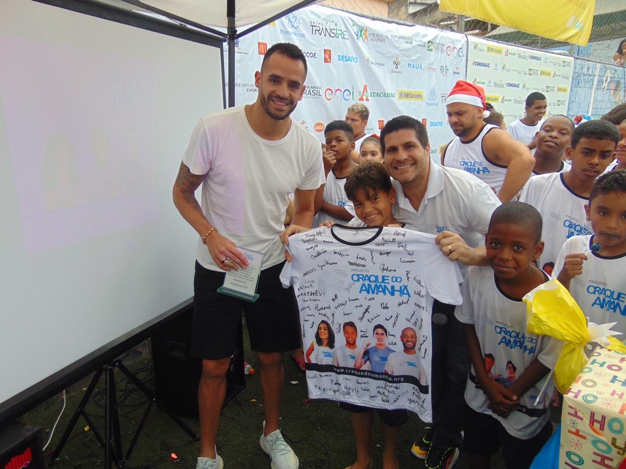 JOGADOR DA SELEÇÃO BRASILEIRA PARTICIPA DE FESTA COM ALUNOS DA REDE