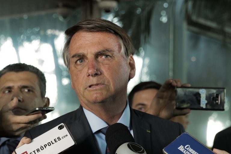 O presidente Jair Bolsonaro fala à imprensa no ministério da economia