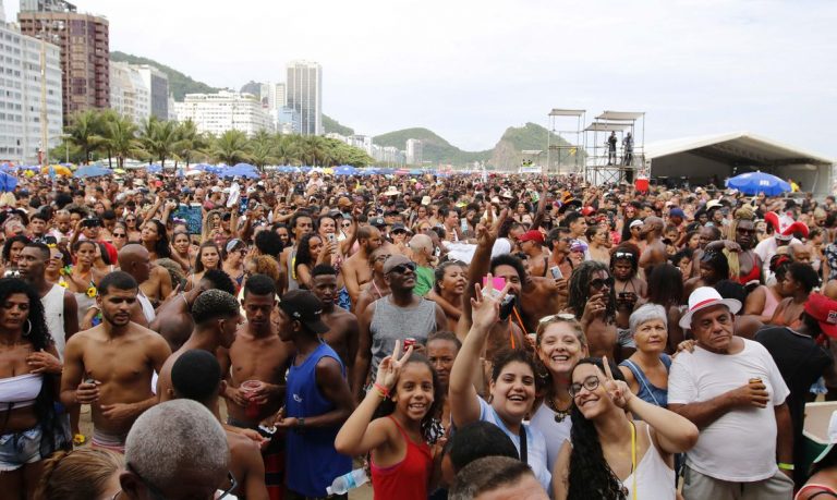 Festa de abertura dos 50 dias do Carnaval Rio 2020 na praia de Copacabana