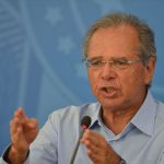 O ministro da Economia, Paulo Guedes. fala à imprensa no Palácio do Planalto