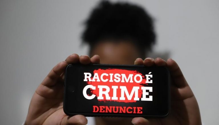 RACISMO É CRIME