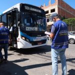 Fiscalização em transporte coletivo em São Gonçalo