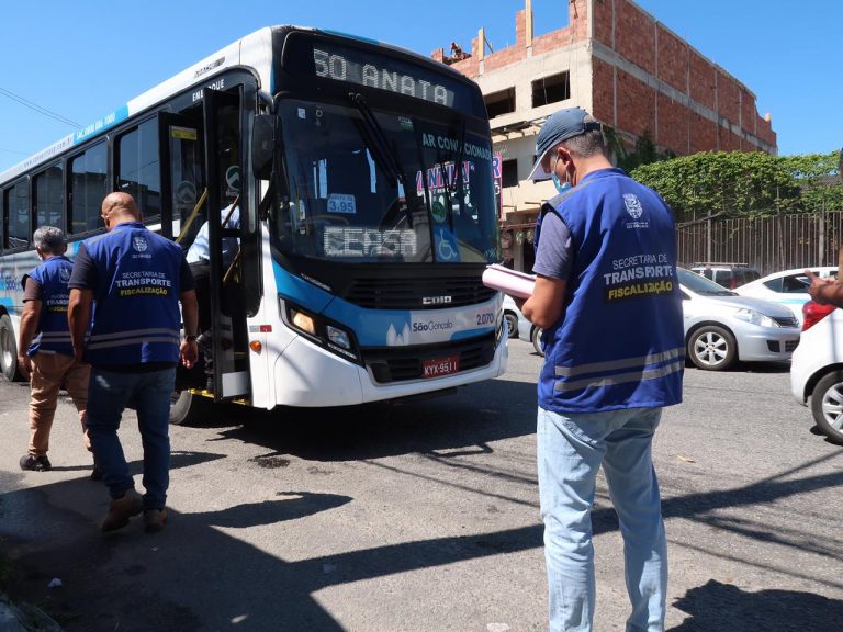 Fiscalização em transporte coletivo em São Gonçalo