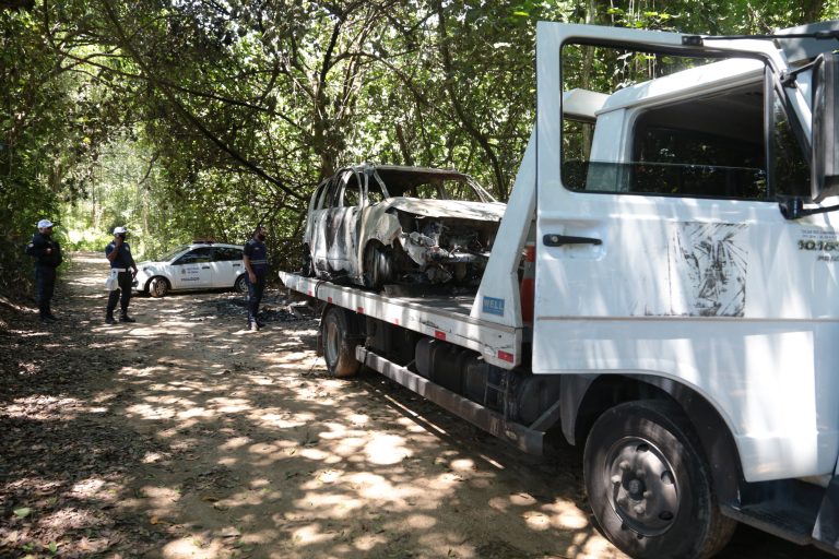 Remoção de carros abandonados - Foto Renan Otto