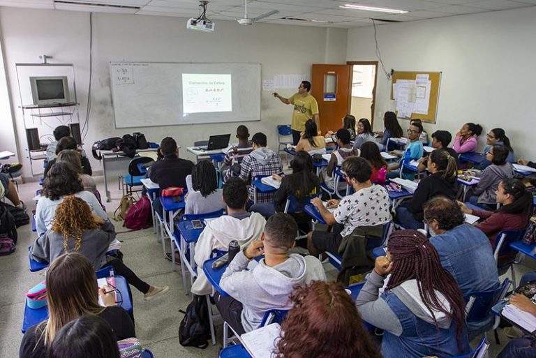 Alunos do Pré-Vestibular ingressam em faculdade pelo Sisu. Data