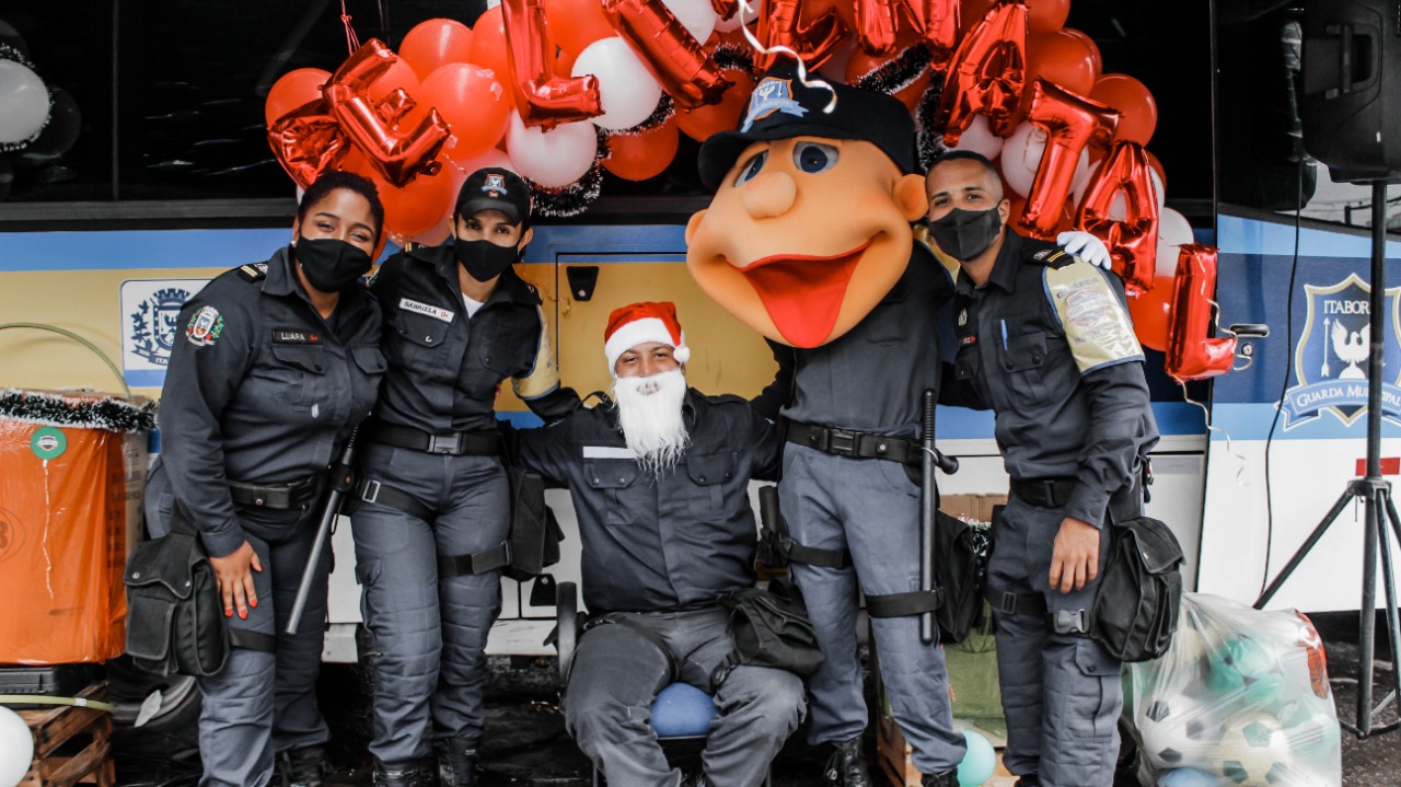 Guarda Municipal de Itaboraí distribui presentes de Natal para crianças