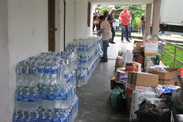 Gonçalenses arrecadam mais de 5 tonneladas de doações para moradores de Petrópolis - Foto Julio Diniz