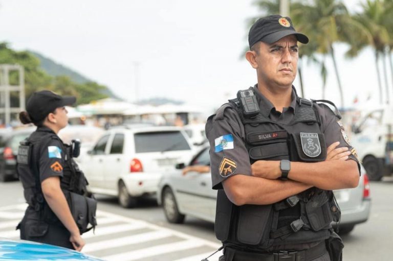 Câmeras portáteis estarão nos uniformes de policiais militares de 10 batalhões a partir de 16 de maio 2