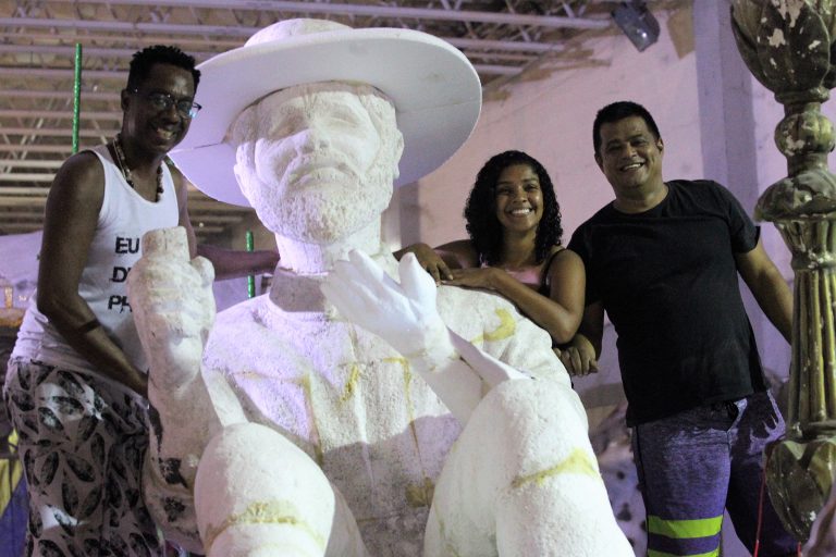 Carnavalesco Di Angelo Fernandes da Escola Império de Araribóia com Alan Nascimento, diretor de carnaval e Maiara Leal, diretora de Alegoria. _6635 (2)