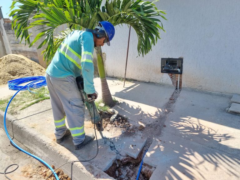 Colaboradores instalando nova ligação de água na Rua 68