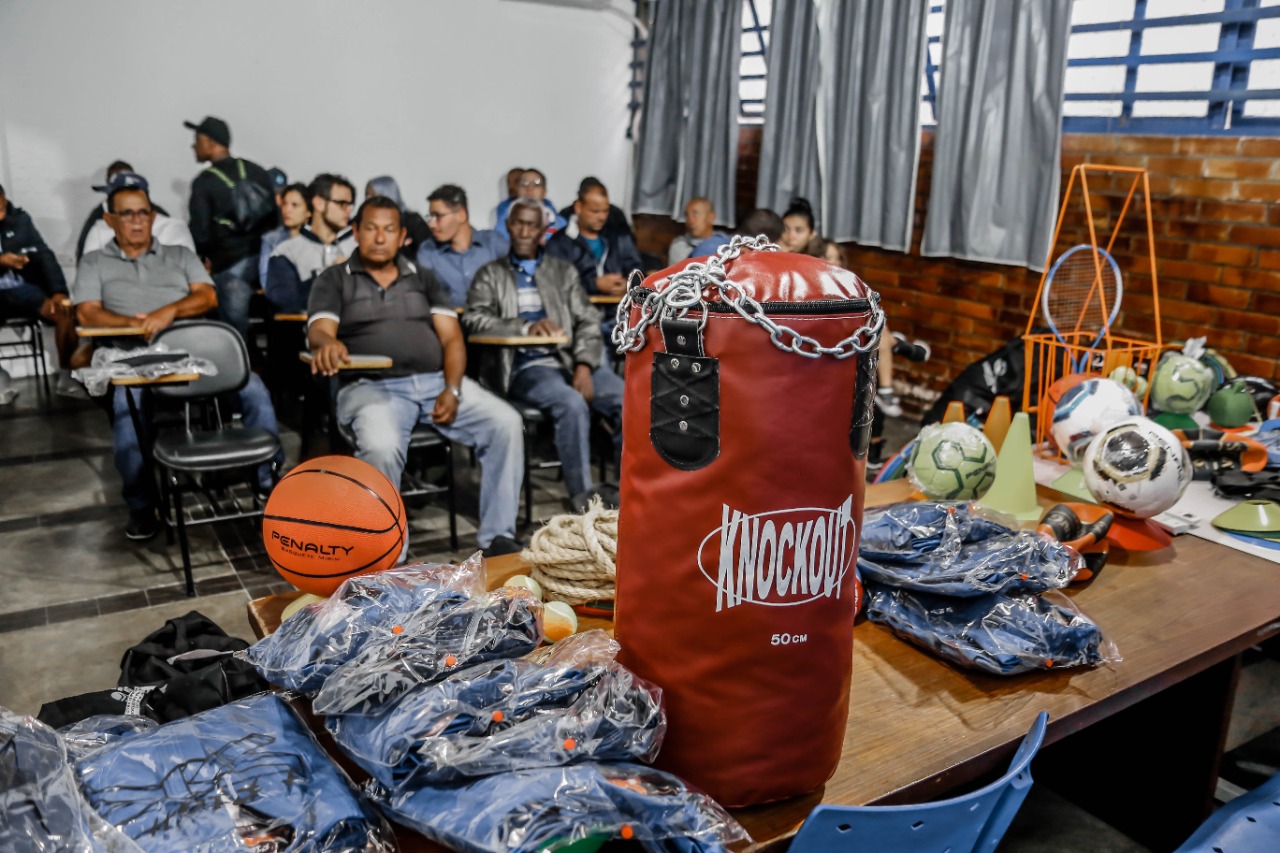 Projeto sociais e 'escolinhas' de Itaboraí recebem kits de materiais esportivos