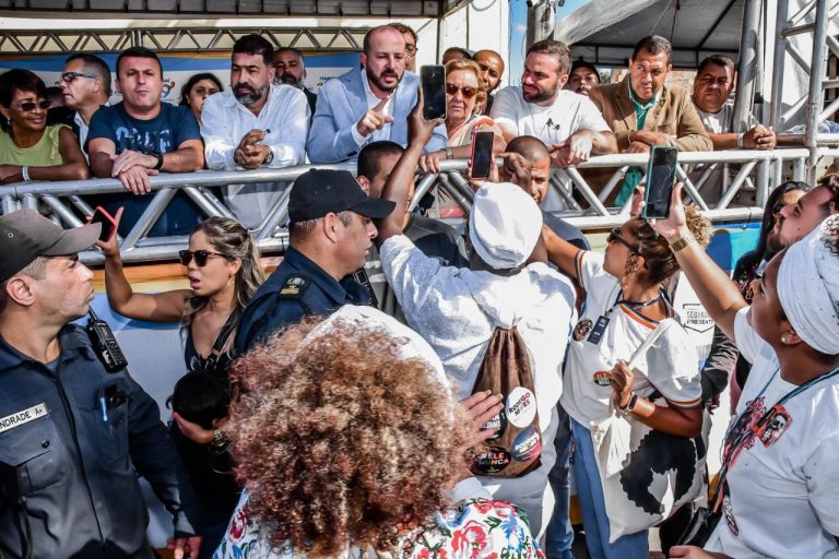 Representantes de religiões de matriz africana interrompem desfile cívico em Itaboraí, confrontam o prefeito e causam indignação na população (4)