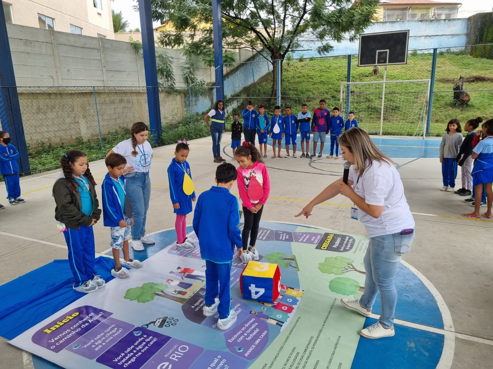 Escola Municipal Professora Marlucy Salles de Almeida, no bairro Trindade, em São Gonçalo