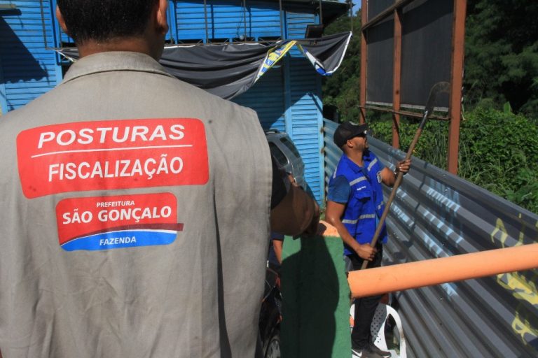 Operação da Postura para retirar Outdoors Ilegais Foto Julio Diniz (10)