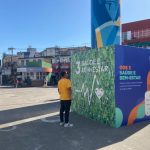 Cubo gigante no Centro de São Gonçalo tem como objetivo instigar pessoas a refletirem sobre questões relevantes para o planeta