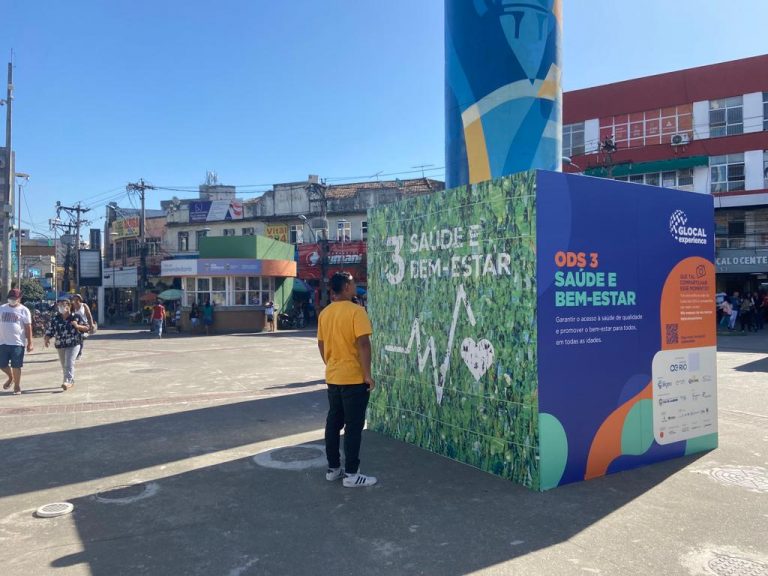 Cubo gigante no Centro de São Gonçalo tem como objetivo instigar pessoas a refletirem sobre questões relevantes para o planeta