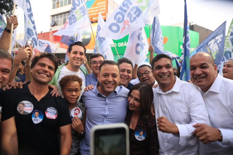 16.08 - Rodrigo Neves - caminhada em Madureira 3 - Credito Alex Ramos