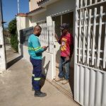 Agentes comerciais da Águas do Rio atendem os clientes na porta de casa