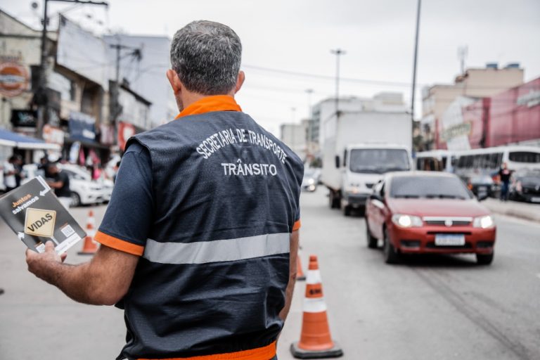 'Blitz’ educativa conscientiza motoristas e pedestres na Avenida 22 de Maio (3)