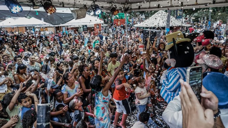 Famílias lotam a Praça Marechal Floriano Peixoto para celebrar o Dia das Crianças em Itaboraí (1)