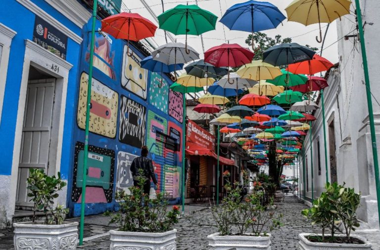 Guarda-chuvas voltam a decorar a Travessa Espírito Santo