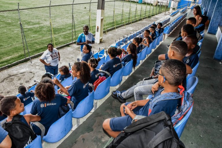 Em clima de Copa do Mundo, alunos da rede municipal de ensino participam de visita orientada no 'Alzirão' (3)