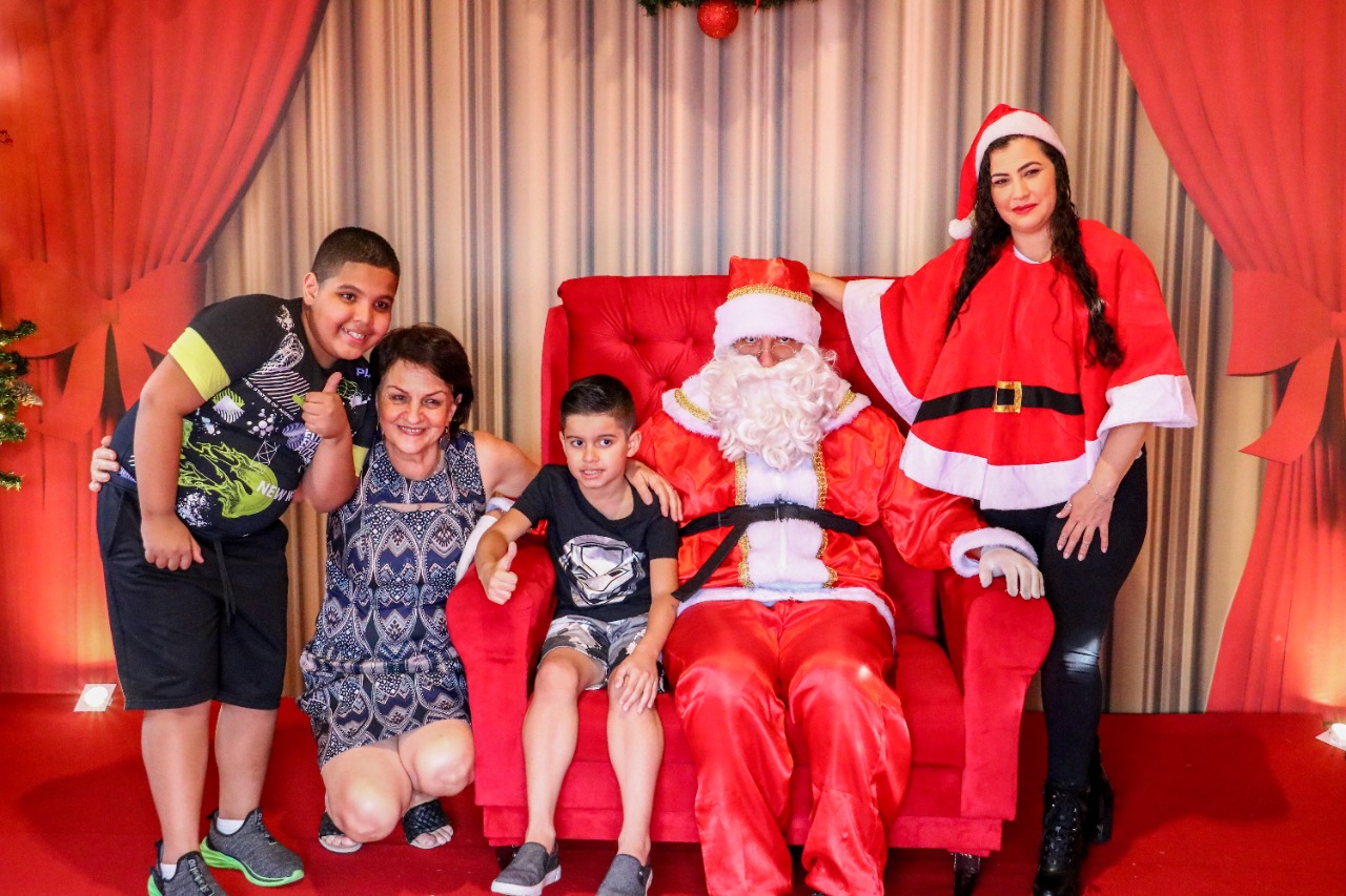 Natal Luz Papai Noel recebe crianças autistas com horário exclusivo em Itaboraí (2)