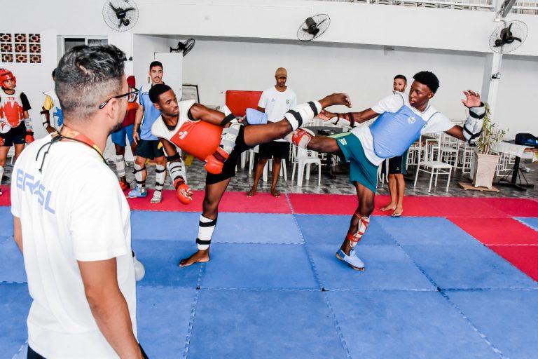 Alunos de projeto social de Itaboraí participam de 'aulão' com atletas nacionais e internacionais do Taekwondo (1)