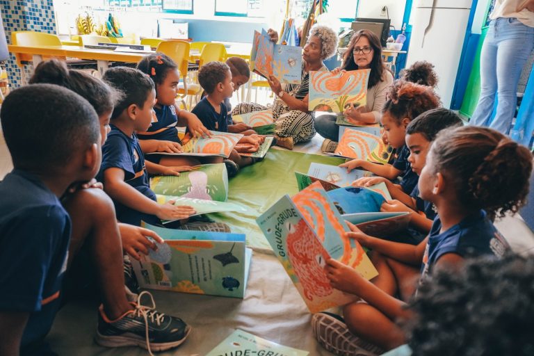 Dia Nacional do Livro Infantil é celebrado com entrega de exemplares literários para alunos de Itaboraí (1)