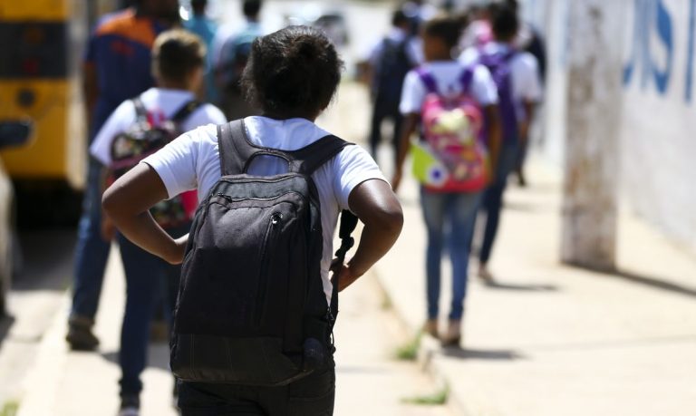 Alunos saindo de escola na Estrutural, no Distrito Federal