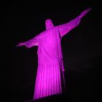 Cristo Redentor ganha iluminação cor de rosa como parte da cam