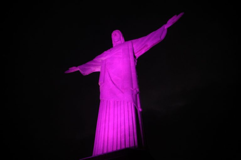 Cristo Redentor ganha iluminação cor de rosa como parte da cam