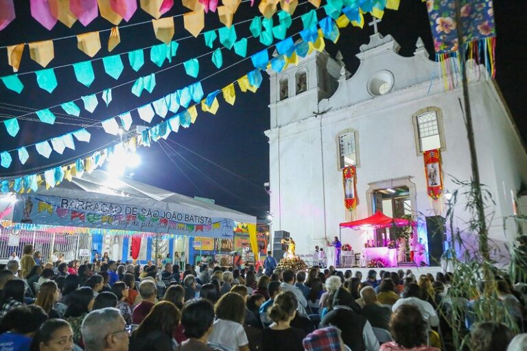 Festividades de São João reunem centenas de famílias na Praça Marechal Floriano Peixoto, em Itaboraí (3)