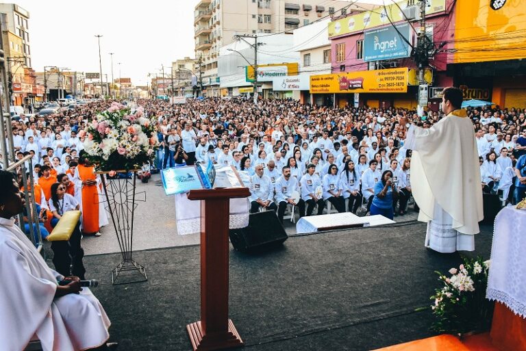 Milhares de fiéis participam da celebração de Corpus Christi na Avenida 22 de Maio (5)