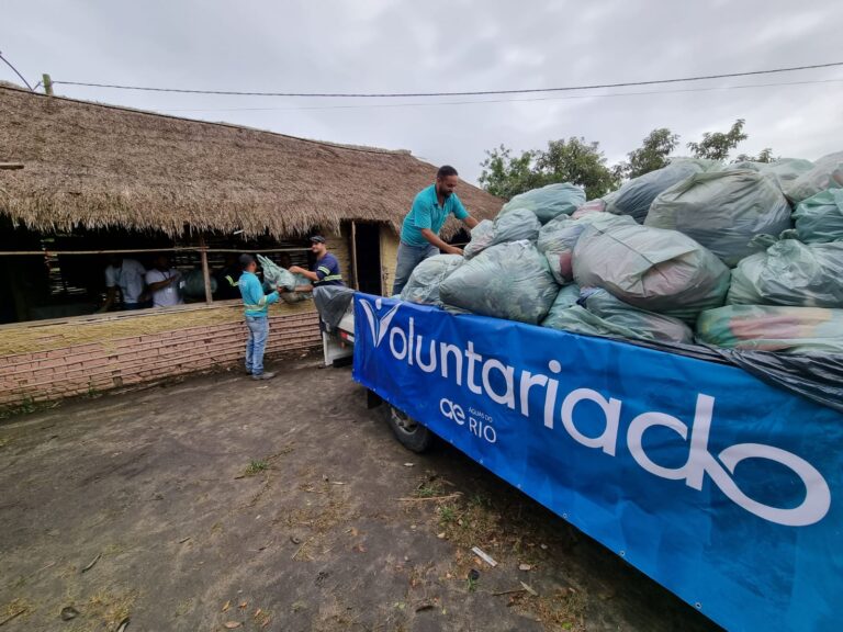 Donativos sendo entregues na Aldeia Mata Verde Bonita em Maricá