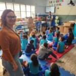 Professora Gisele Ribas acompanhando as atividades na Escola Albertina Campos