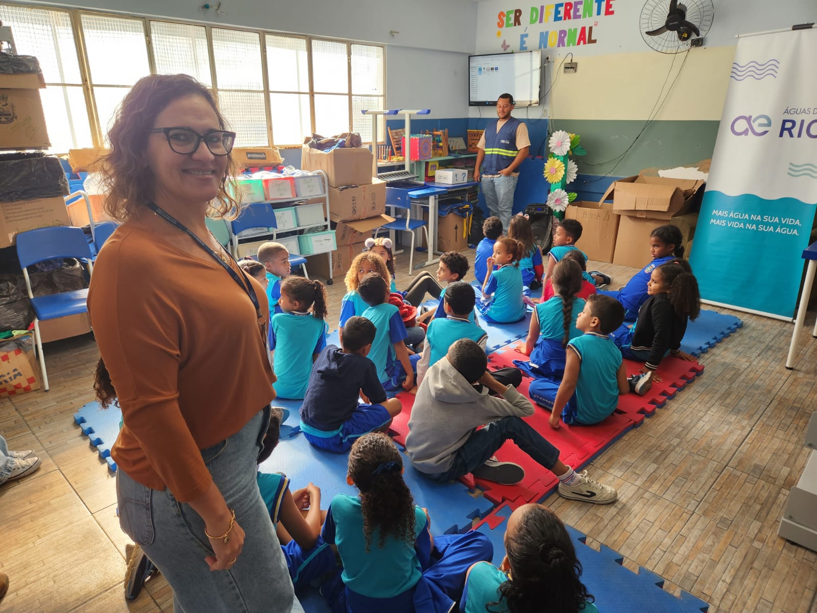 Professora Gisele Ribas acompanhando as atividades na Escola Albertina Campos