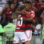 Bruno Henrique comemora com Gabi o gol do triunfo sobre o time paraguaio FotoDivulgaçãoGilvan de SouzaCRF