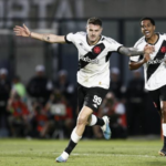 Estreante Vegetti comemora o gol do triunfo do Vasco FotoDivulgação Daniel RamalhoVasco SAF