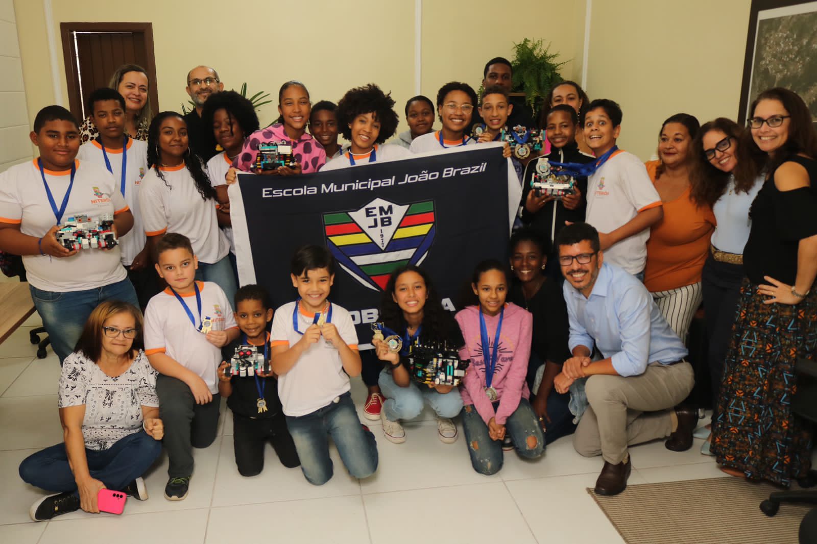 Estudantes da Escola Municipal João Brazil, localizada no Morro do Castro, dvencem Olimpíada Brasileira de Robótica (OBR) -