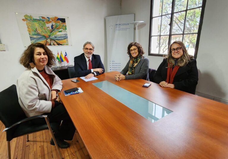 A secretária de Direitos Humanos e Cidadania de Niterói, Nadine Borges, o diretor executivo do Instituto de Políticas Públicas e Direitos Humanos do Mercosul (IPPDH), Remo Carlo