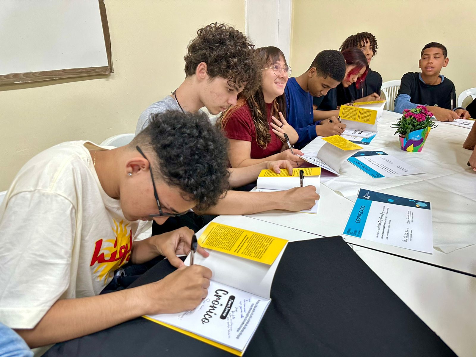 Estudantes da Rede Municipal de Niterói lançam livro “Para Tornar Crônico”