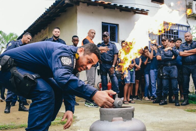 Defesa Civil de Itaboraí promove treinamento de combate a incêndio para guardas municipais (2)