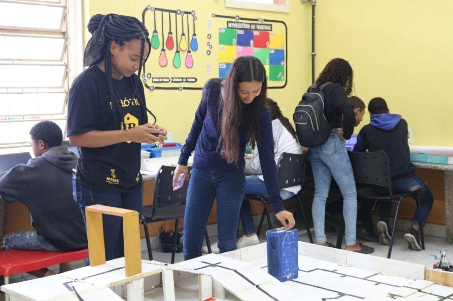 Estudantes da Escola Municipal João Brazil se preparam para a etapa nacional da Olimpíada Brasileira de Robótica.