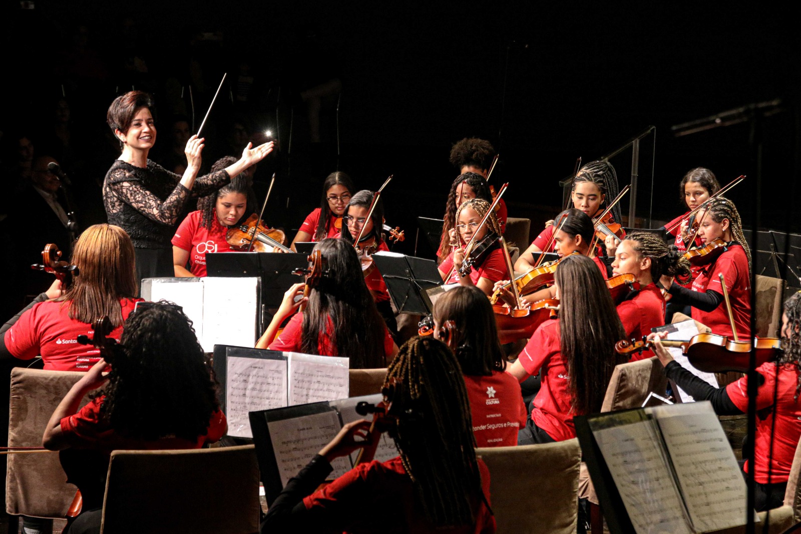 Foto 2. Orquestra Chiquinha Gonzaga e maestra Priscila Bomfim