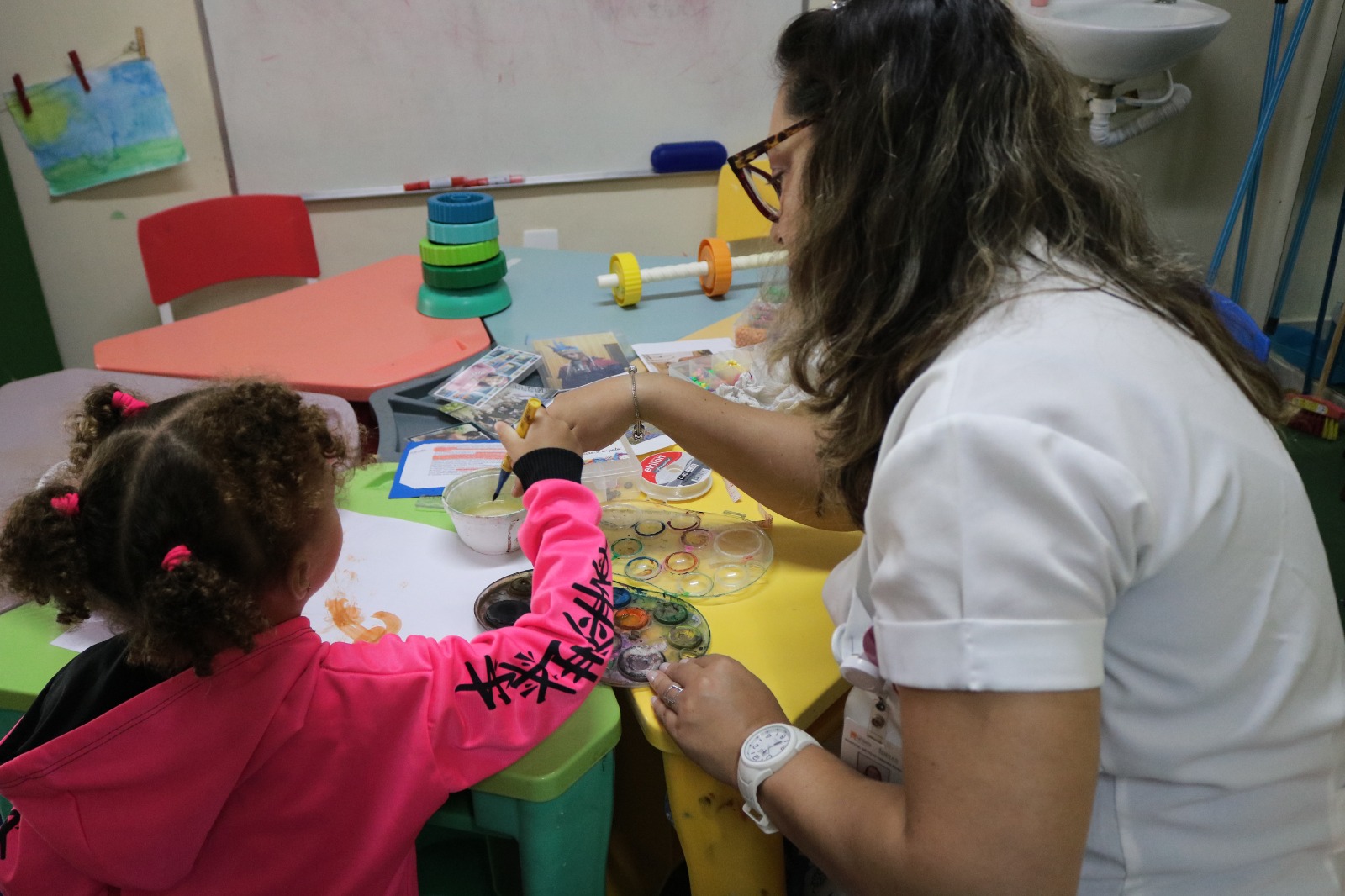 Criança recebe atendimento no Hospital Getúlio Vargas Filho