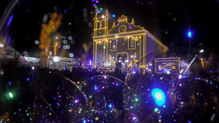 Itaboraí celebra abertura do ‘Natal Ita Luz’ com chegada do Papai Noel e inauguração de decoração na Praça Marechal Floriano Peixoto (6)